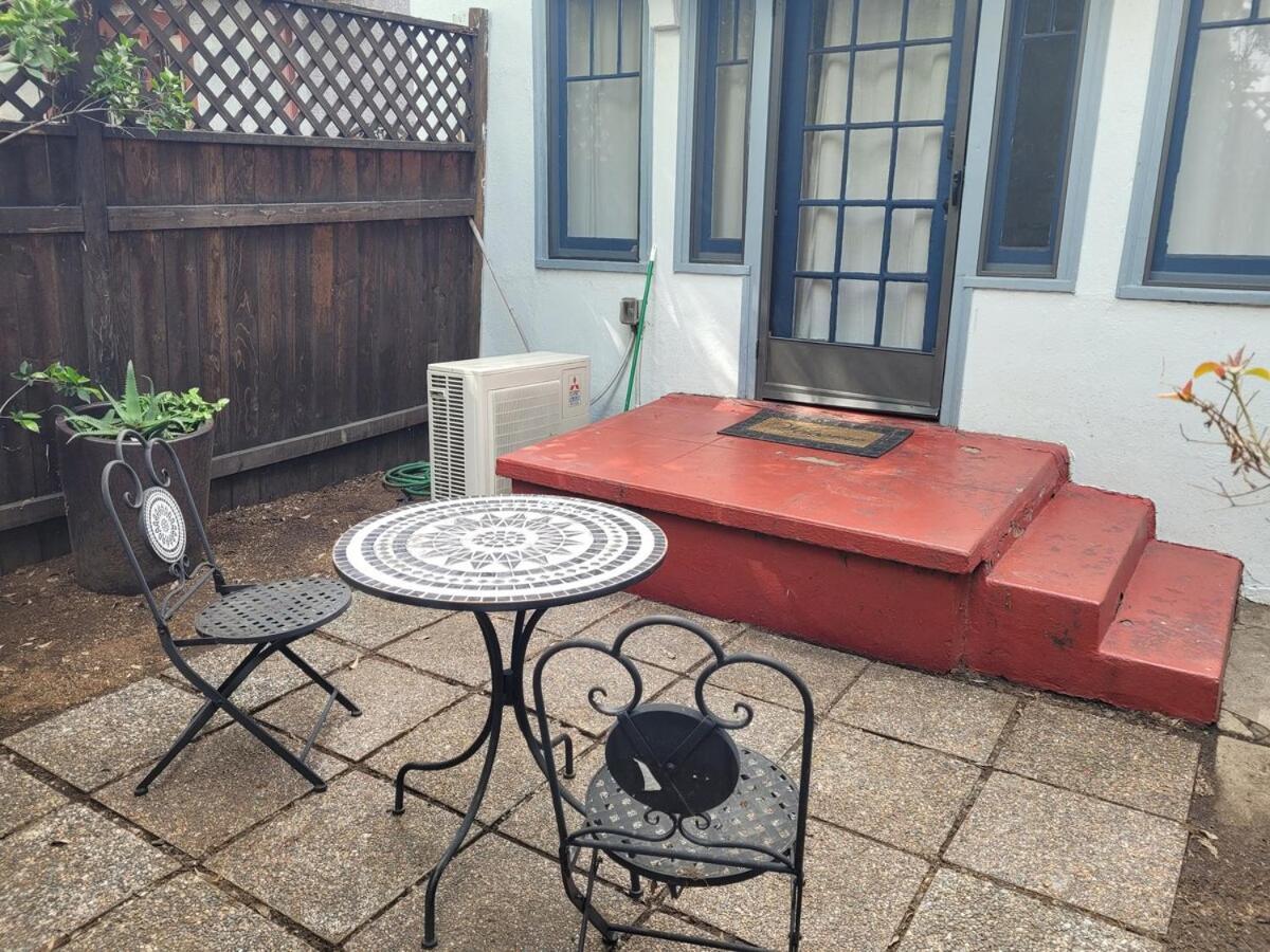 Hollywood With Patio!